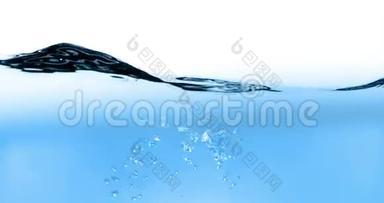 蓝色波浪水，白色背景上有气泡，运动缓慢，清洁和纯净的概念，